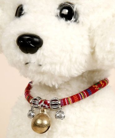 Collar de perro de color rojo oscuro con campana anti-perdida en la noche