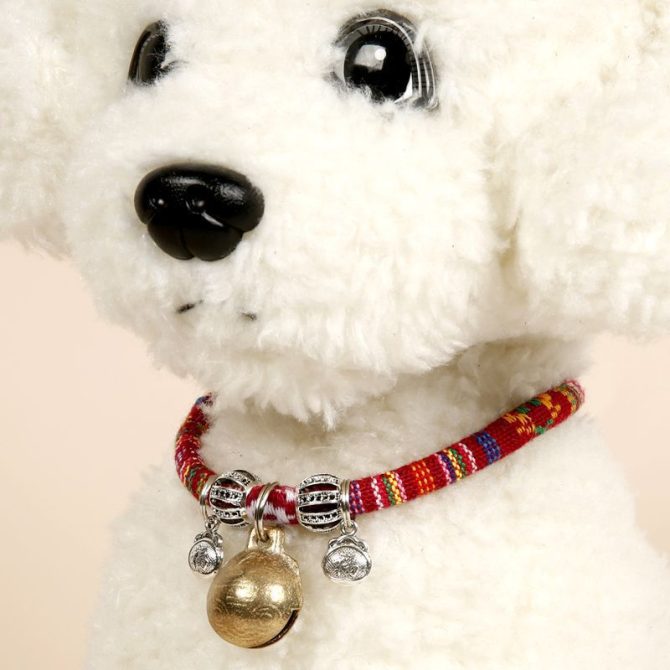 Collar de perro de color rojo oscuro con campana anti-perdida en la noche