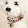 Collar de perro de campana de color rosa con la campana anti-perdida en la noche