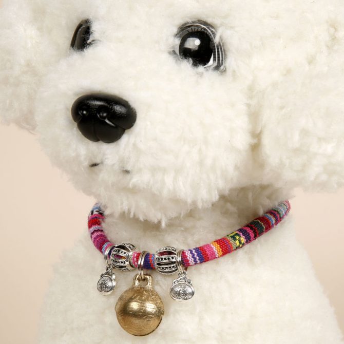 Collar de perro de campana de color rosa con la campana anti-perdida en la noche
